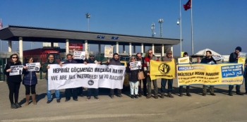 DSİP'ten Mültecilerle Dayanışma Çağrısı
Türkiye’den “Hepimiz Göçmeniz – Irkçılığa Hayır” kampanyası ile Yunanistan’dan Irkçılığa ve Faşist Tehdide Karşı Hareket (KEERFA) bugün İpsala sınır kapısında ortak bir eylem yaparak mültecilerle dayanışma çağrısında bulundu. DSİP'ten mültecilerle dayanışma çağrısı